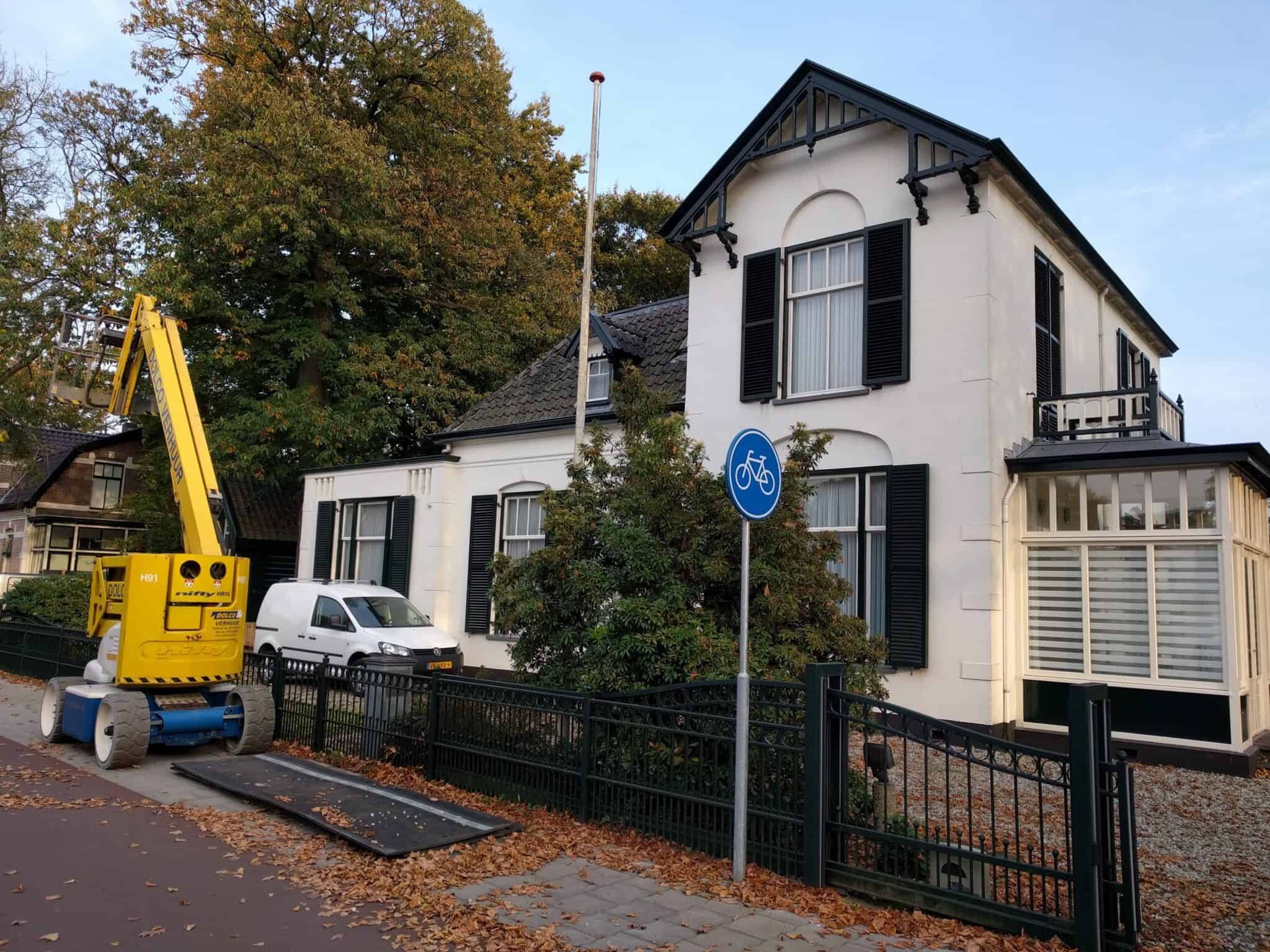 Woongebouw tijdens professionele montage van dakgootbescherming